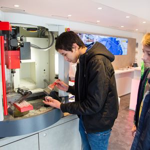 Die Schüler können unter anderem eine CNC-Fräsmaschine programmieren und ein Werkstück selbst fertigen.