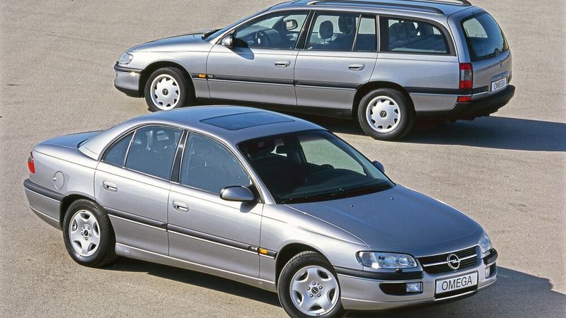 Im April 1994 debütierte der Opel Omega B als Limousine und Kombi. Letzterer bot 1.800 Liter Gepäckraum für Golfbags, Bikes oder Koffer. So viel Volumen bot damals nicht einmal Volvo. Und Edellaster wie den Audi A6 Avant toppte der Omega um 40 Prozent.(Bild:  Opel Automobile GmbH)