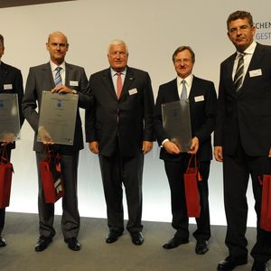 Der scheidende VCI-Präsident Dr. Klaus Engel (Mitte) kürt die Preisträger des Responsible-Care-Wettbewerbs 2012.
