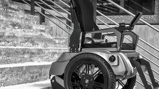 Mit dem Scalevo-Rollstuhl stellen Treppenstufen für gehbehinderte Menschen kein Hindernis mehr dar. (Scalevo)