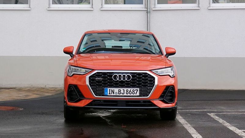 „Das schwarze Gitter des achteckigen Singleframe ist stark dreidimensional gestaltet und damit besonders sportlich“, heißt es bei Audi über den Kühlergrill. (Rosenow/»kfz-betrieb«)