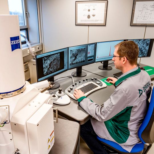 Im Dekra Labor kommt man mit Hightech unsichtbaren Schäden an Carbonbauteilen auf die Spur.(Bild:  Dekra)