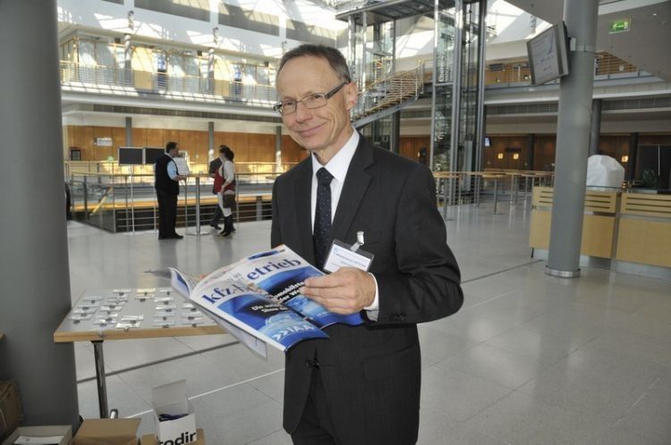 Markus Große vom Kfz-Landeverband Sachsen bereitet sich auf die Veranstaltung mit der passenden Fachlektüre vor. (Foto: Zietz)