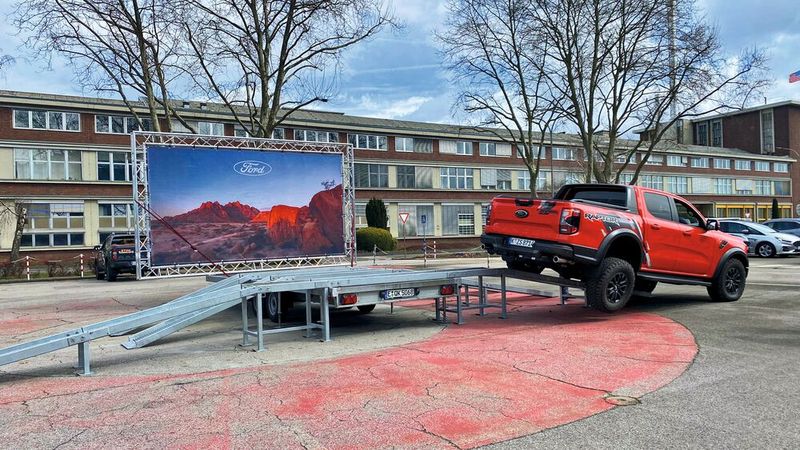 Auf einer Traverse können sich Hersteller und Händler großflächig präsentieren. (Bild: Ad Emotion/Breitengrat)