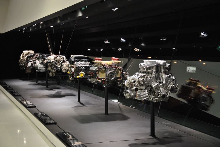Ungewohnter Hintergrund: Die vor einer Glasfassade präsentierte Sammlung ausgefallener Porsche-Motoren (zu Lande, zu Wasser und in der Luft) in finsterster Nacht. (Foto: Dominsky)