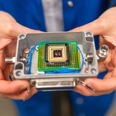 An "electronic nose" developed by researchers at UC Berkeley can detect gases emitted by spoiled food and food allergens better than the human nose. (Image: Brandon Sánchez-Mejia/UC Berkeley)