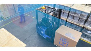 Hochautomatisierte Fahrfunktionen sorgen für mehr Arbeitssicherheit: Der ZF Innovation Forklift umfährt eigenständig Hindernisse und hält an, sobald sich Personen im Fahrweg befinden. (ZF)