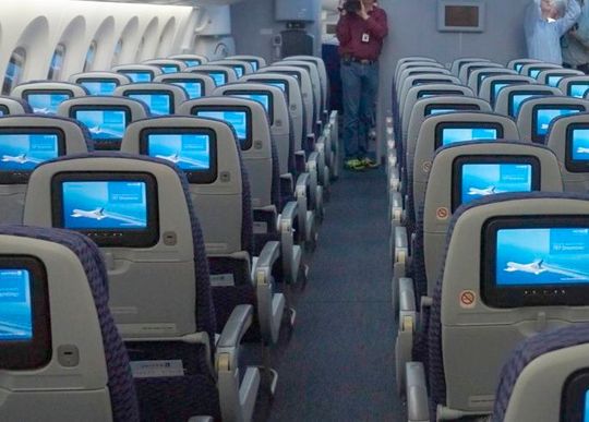 Einzigartig! Blick ins Innere einer Boeing 787 Dreamliner. Was bisher noch keiner geschafft hat, ist für Lufthansa Technik wahr geworden – hochoffizell dürfen die Hamburger die Boeing-Kabinen umbauen und die Änderungen behördlich abnehmen lassen, wie betont wird.(Bild:  Boeing)