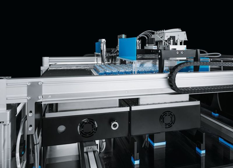 Bei der Übergabe von einem Kryostat zum anderen zieht ein Elektromagnet die Trägerplatte in Wirkrichtung der Magnet-schienen auf den nächsten Kryostaten. (Bild: Festo)