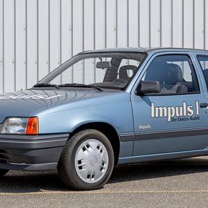 Der „Opel Kadett Impuls I“ basiert auf dem „Kadett E“ und wird von einem 16 kW starken Gleichstrom-Nebenschlussmotor angetrieben.(Bild:  Opel / Stellantis)