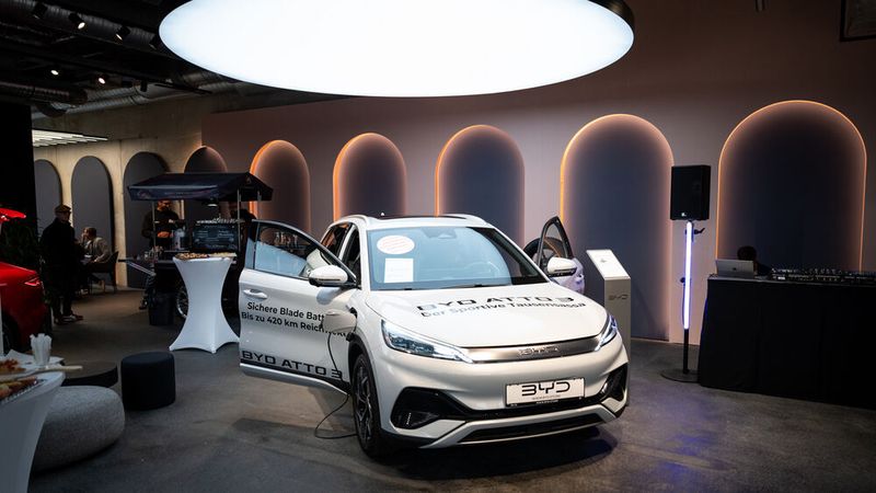 In der Calwer Passage können Kunden dort Fahrzeuge begutachten, probefahren und kaufen. (Bild: Dominik Eder)