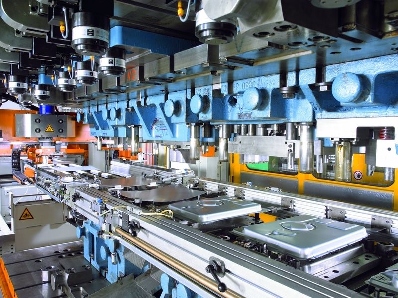 Blick in den Werkzeugeinbauraum mit Werkzeug und den in den Stationen umgeformten Platinen; heraus kommt eine hochpräzise gefertigte Rückwand für Elektroherde. Bild: Schuler (Archiv: Vogel Business Media)