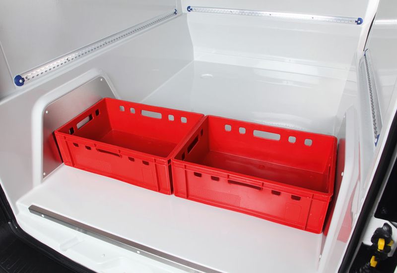 Bei allen Varianten des Branchenumbaus gehören Anti-Rutschmatte, LED-Deckenleuchte, Vorrüstung für einen Zwischenboden sowie Airline-Schienen inklusive passender Zurrgurte zur Ausstattung. (Bild: FCA)