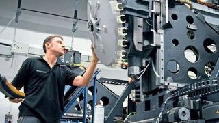 Montageschlosser Dirk Ziegler montiert den Werkzeugwechsler einer Milltap 700. (Bild: DMG Mori Seiki)