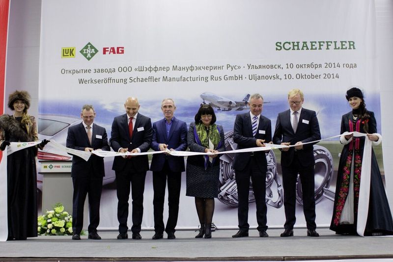 Durchschneiden des Bandes (v.l.): Dietmar Heinrich (CEO Schaeffler Region Europa), Mikhail Volkov (Generaldirektor Schaeffler Manufacturing Rus), Sergej Morozov (Gouverneur des Gebiets Uljanovsk), Marina Bespalova (Stadtbürgermeisterin Uljanovsk), Norbert Indlekofer (CEO Schaeffler Automotive), Prof. Dr. Rainer Lindner (Geschäftsführer des Ost-Ausschusses der Deutschen Wirtschaft. (Bild: Schaeffler)