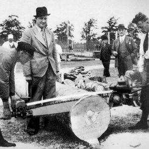 Stihl präsentiert die erste eigene tragbare Benzinmotorsäge 1929 und beginnt in die Schweiz, in die Niederlande und nach Belgien und Frankreich zu exportieren. (Bild:  Stihl)