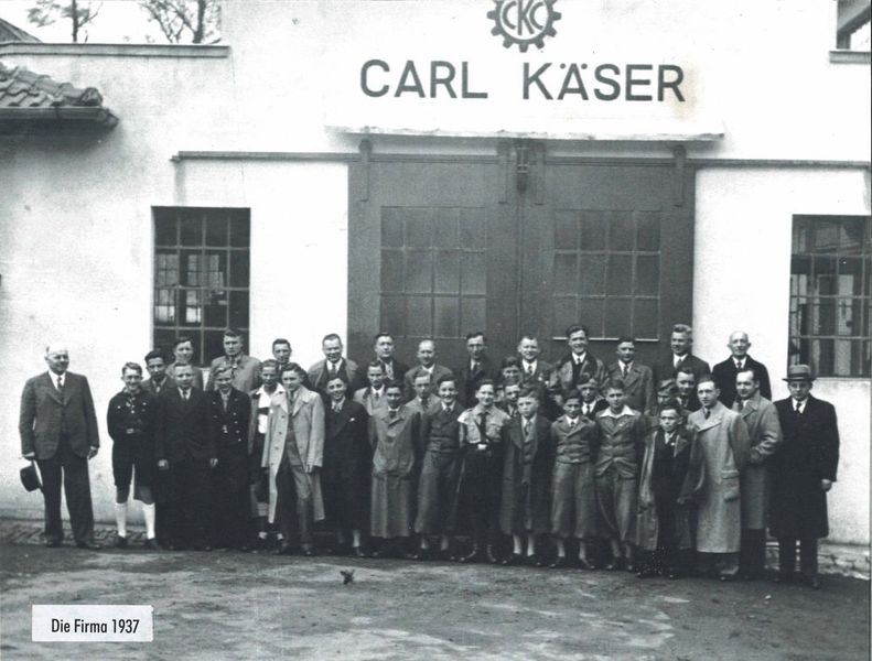 Carl Kaeser Junior begann im Juni 1919 in einer kleinen Werkstatt im Hahnweg in Coburg mit acht Mitarbeitern und zwei Auszubildenden Ersatzteile und Motoren für Automobile zu fertigen. (Kaeser Kompressoren)