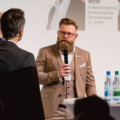 Bei der Podiumsdiskussion mit dem Titel „Berufsbilder im Zeitalter von KI und Robotik“ wird auch Steven Didssun (Bildmitte), Präsident des Bundesverband Fahrzeuglackierer, einen Part übernehmen.  (Bild: Stefan Bausewein)