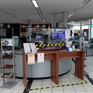 Die Kunden werden umfangreich über die Hygienemaßnahmen informiert und können sogar einen Mundschutz mit Göbel-Logo erwerben.(Bild:  Rosenow/»kfz-betrieb«)