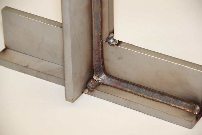 Ein geübter Schweißer erzielt ohne neu anzusetzen mit der Citowave II eine durchgehende Naht von der PB- in die PF-Position, trotz Positions- und Programmwechsels.  (Oerlikon)