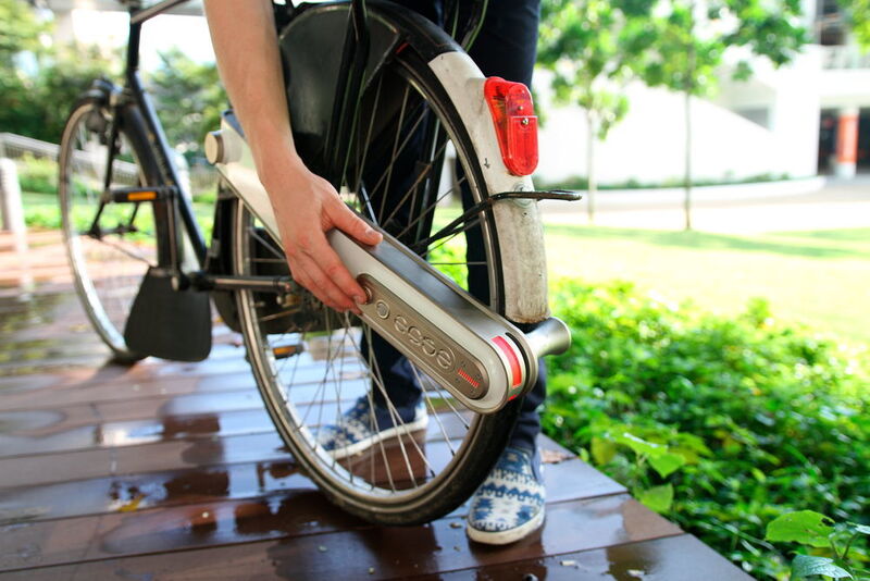 Die Befestigung erfolgt mithilfe einer Kabelschlaufe, die im Rahmen verhakt und mit einem drehbaren Knauf angebracht wird – in weniger als zehn Sekunden. (TU München)