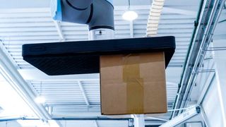 Wie man aus einem Cobot einen Palettierer machen kann, zeigt Schmalz mit dem Lagengreifer ZLW. Er sei außerdem so leicht gebaut, dass der Cobot kaum an Traglast einbüße. (Bild: J. Schmalz)