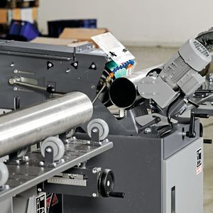 Nassschleifen erzielt bessere Arbeitsergebnisse und erhöht die Standzeit der Schleifbänder. 