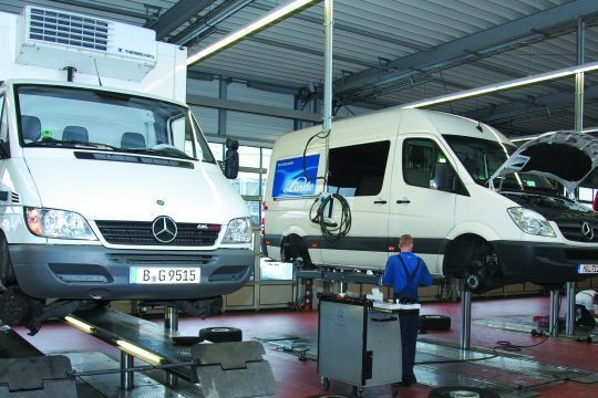 Pro Tag durchlaufen zwischen 60 und 70 Fahrzeuge die Werkstatt. Im Jahr ergibt das in Summe 15.300 Serviceaufträge. (Lauer)