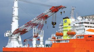 Das Errichterschiff OSA Goliath hat als größten Kran den MTC 78000 mit einer max. Traglast von 2000 t an Bord. (Bild: Dillinger Hütte)