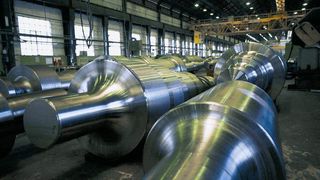 Die Societá delle Fucine fertigt vor allem Generatoren und Niederdruck-Wellen für den Energiesektor. Auch große Wellen für Walzwerke oder speziell geschmiedete Behälter für die Petrochemie oder den Kernenergie-Sektor gehören zum Standardprogramm der Schmiede. Bilder: ThyssenKrupp Stainless (Archiv: Vogel Business Media)