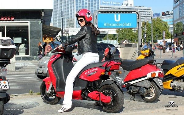 Der Vectrix VX-2 ist ein E-Scooter für die Führerscheinklasse B bzw. M und erreicht 45 km/h, optional gibt es eine 25-km/h-Version (Bild: Vectrix)