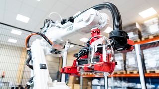 In der neuen Zelle zeichnet der Sechsachsroboter IRB 2600 für die Be- und Entnahme der Masken verantwortlich. Künftig wird der ABB-Roboter auch Testaufgaben übernehmen. (Jonas Bilberg)