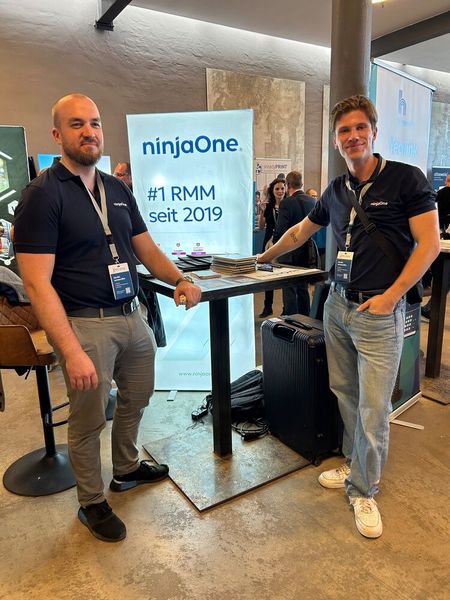 Am Stand von NinjaOne mit Anton Eckermann (l.) und Malte Niesytka (Bild: Vogel IT-Medien)