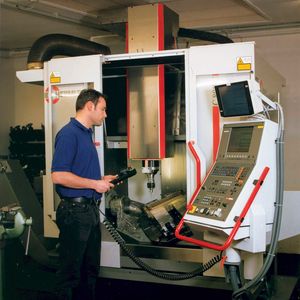 Arbeitsplatz an einer Hermle C 800 in der Fertigung.