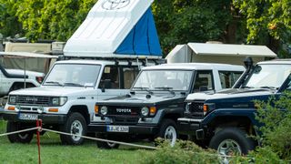 Der Land Cruiser J7 ist oftmals in Nachrichtensendungen im Zusammenhang mit UNO-Missionen und kriegerischen Auseinandersetzungen zu sehen. In Deutschland wird er auch zu Zwecken des Rettungsdienstes zugelassen, insbesondere für die Bergwacht. (Bild: Toyota)