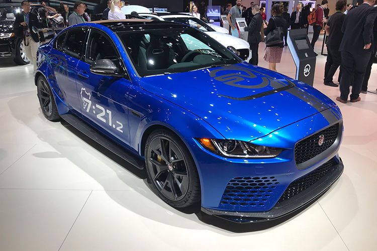 Das Jaguar XE SV Project 8 hat dank 441 kW / 600 V8-PS auf der Nürburgring-Nordschleife eine Bestzeit von 7.21,23 Minuten in den Asphalt gebrannt. (Bild: Grundhoff)