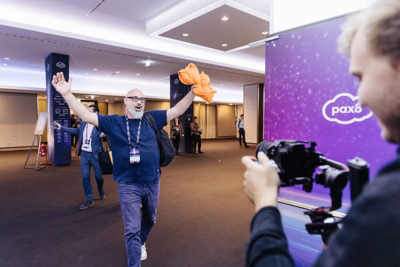 Auf dem Weg zum nächsten Vortrag ist Markus Kerschis (CEO, Friendsinc) bester Stimmung. (Bild: Pax8)