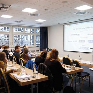 Praxistag-Moderator Marc Platthaus begrüßt die Teilnehmer des elften Praxistages HPLC in Berlin.(Bild:  LABORPRAXIS/Dietz)