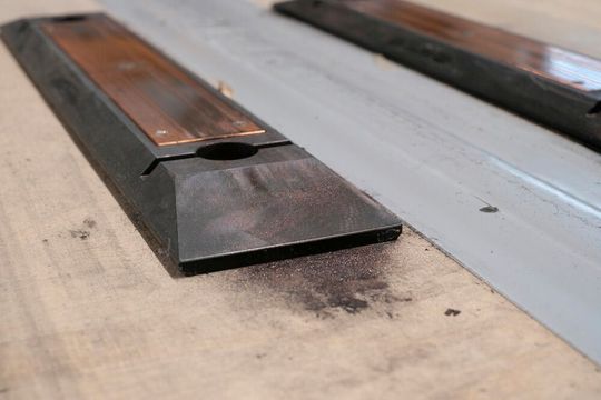 So sieht es aus, wenn autonome Transportroboter per Schleifkontakten geladen werden. Der entstehende Kupferabrieb kann sich in Reinräumen verheerend auswirken. Das passiert mit dem berührungslos arbeitenden, induktiven Ladesystem von Wiferion nicht.(Bild:  Wiferion)