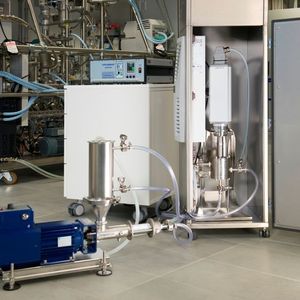 Ultraschall-Reaktor für die kontinuierliche oder auch die Batchsynthese von Nanopartikel. Durch Druckaufbau innerhalb der Kammer kann Ultraschall bis zu einer Leistung von 1000 W eingekoppelt werden.