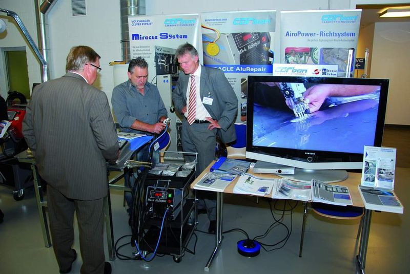 Neben den Fachvorträgen gab es auch einiges aus  der Praxis zu sehen. Die Werkstattausrüster zeigten, wie sie sich die effizienten Prozesse vorstellen. (Archiv: Vogel Business Media)