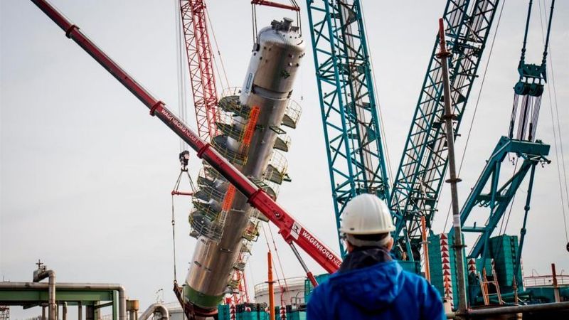 Für den erfolgreichen Einhub der neuen Destillationskolonne kam der größte bewegliche Kran Europas zum Einsatz. (BP)