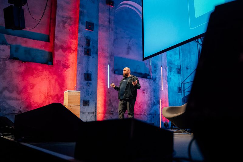 Moritz Naczenski gab Einblicke in die Produktentwicklung bei Shopware. (Bild: Shopware)