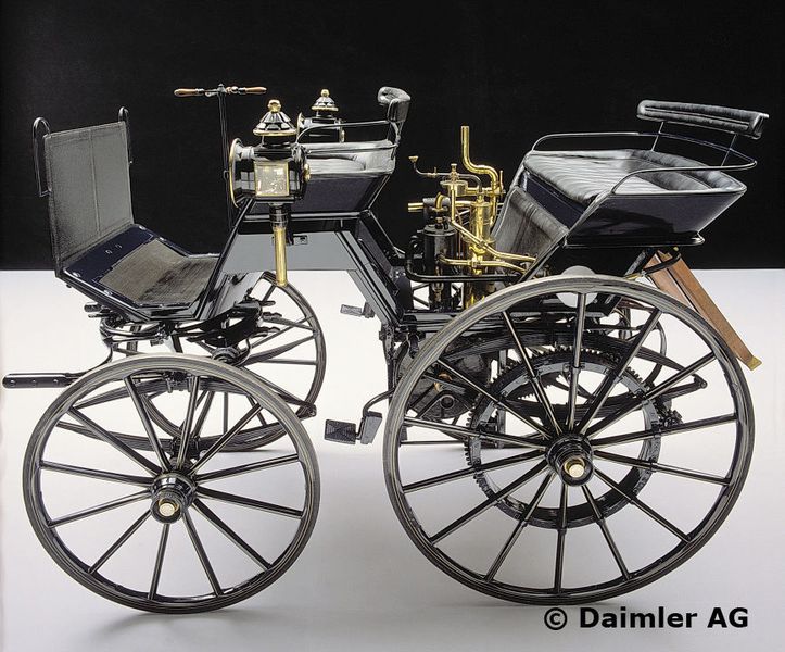 Der Einbau der „Standuhr“ in eine Kutsche ist nach dem „Reitwagen“ und dem Motorboot die dritte Verwendung des Daimler-Einzylinder-Universalmotors als Antrieb. (Daimler AG)