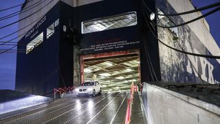 Die ersten BMW iX3 aus chinesischer Produktion befahren in Bremerhaven deutschen Boden. (BLG Logistics)