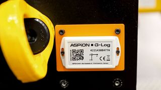 Ein Datenlogger, angebracht an einem Maschinenständer. (Bild: Junker)