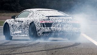 Audi schärft den R8 nach: Kurz vor dem offiziellen Debüt auf dem Genfer Salon durfte »Automobil Industrie« ein paar extrem schnelle Runden damit absolvieren – als Beifahrer. (Foto: Audi)