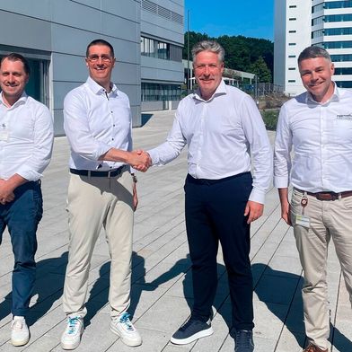 Andreas Lindemann, Geschäftsführer der Neura Mobile Robots (zweiter von rechts), schließt die Übernahme ab. Er und sein Managementteam haben umfassende Pläne für das fahrerlose Transportsystem von Bosch Rexroth. (Bild: Neura Robotics)