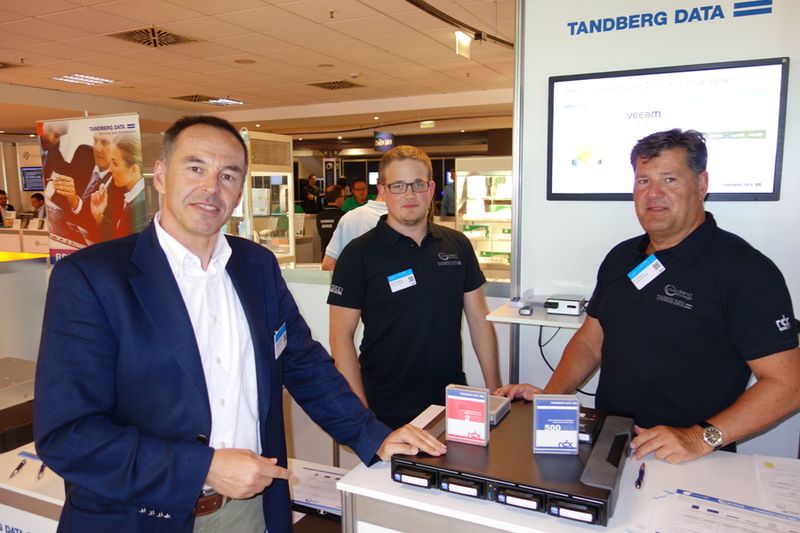 (v. l.) Andreas Hellriegel, David Schwabe und Dirk Severin, Tandberg Data, zeigten ihr neustes Produkt RDX Quick Station4. (Bild: IT-BUSINESS)