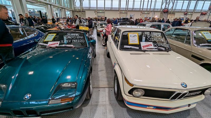 Auch wenn ihr Anteil deutlicher geringer ausfiel als hierzulande, so gab es selbstverständlich auch einige BMW im Verkaufsangebot. Gerade die sportlichen Versionen waren bzw. sind in Italien beliebt. (Bild: Dominsky – VCG)